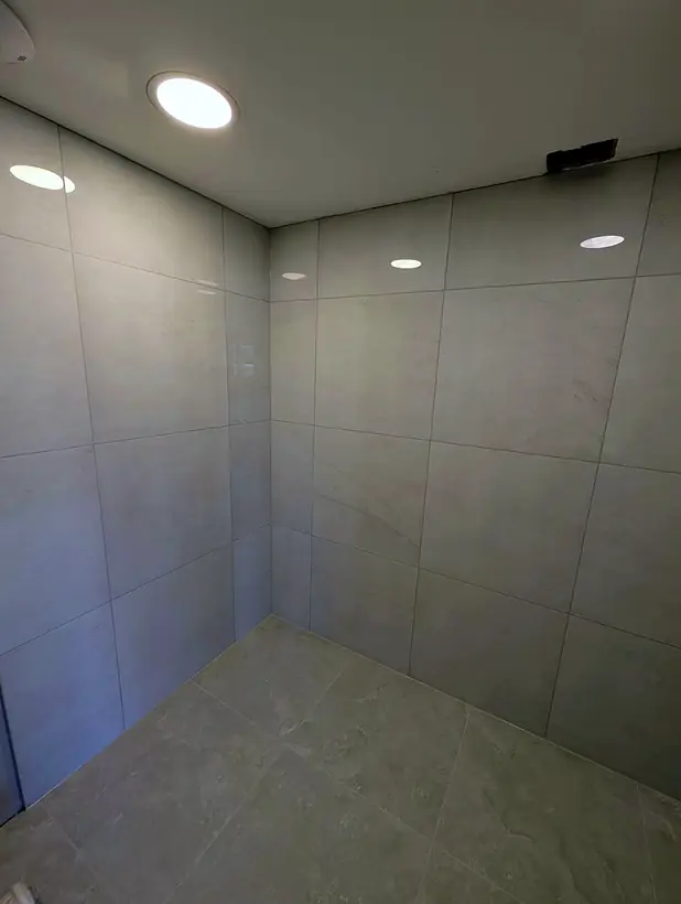 Commercial washroom in gloss wall tiles